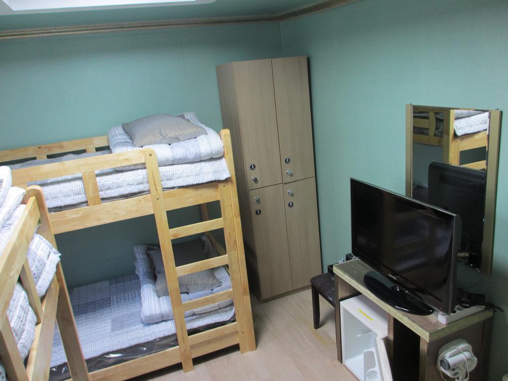 Moiri Guesthouse Йосу Экстерьер фото